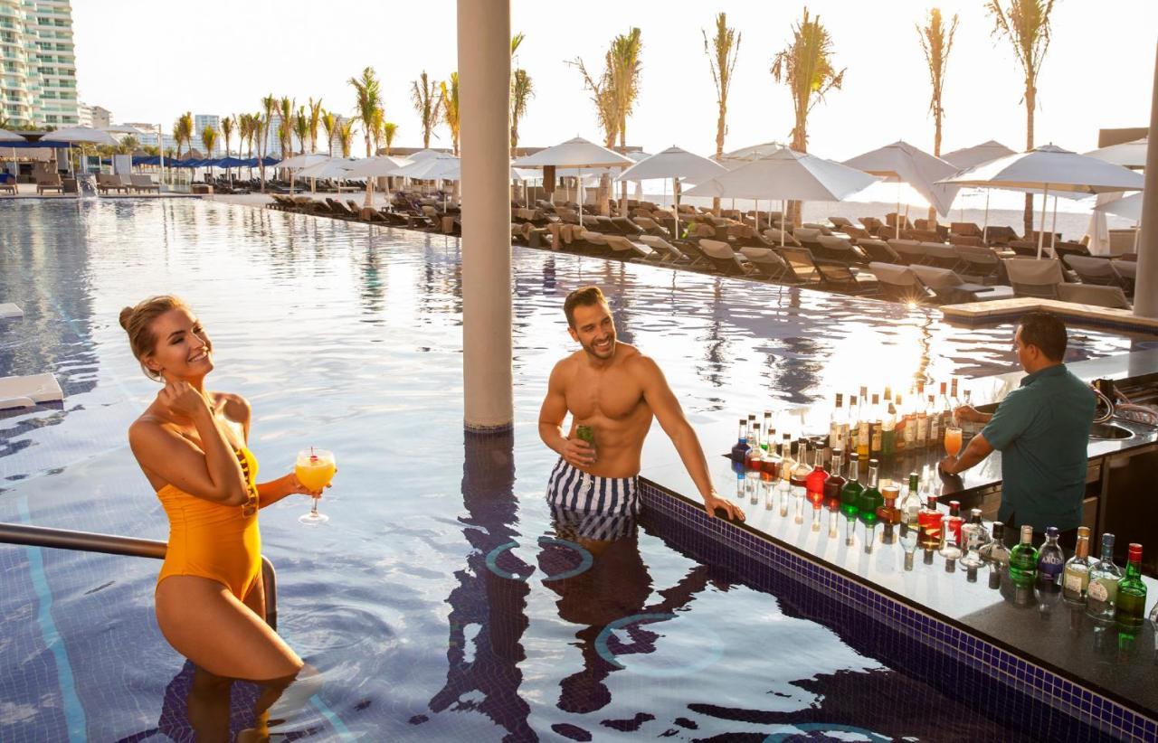 Royalton Chic Cancun, An Autograph Collection All-Inclusive Resort - Adults Only المظهر الخارجي الصورة The swim-up bar at the Hard Rock Hotel