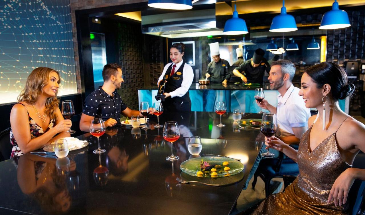 Royalton Chic Cancun, An Autograph Collection All-Inclusive Resort - Adults Only المظهر الخارجي الصورة A restaurant at the Hard Rock Hotel