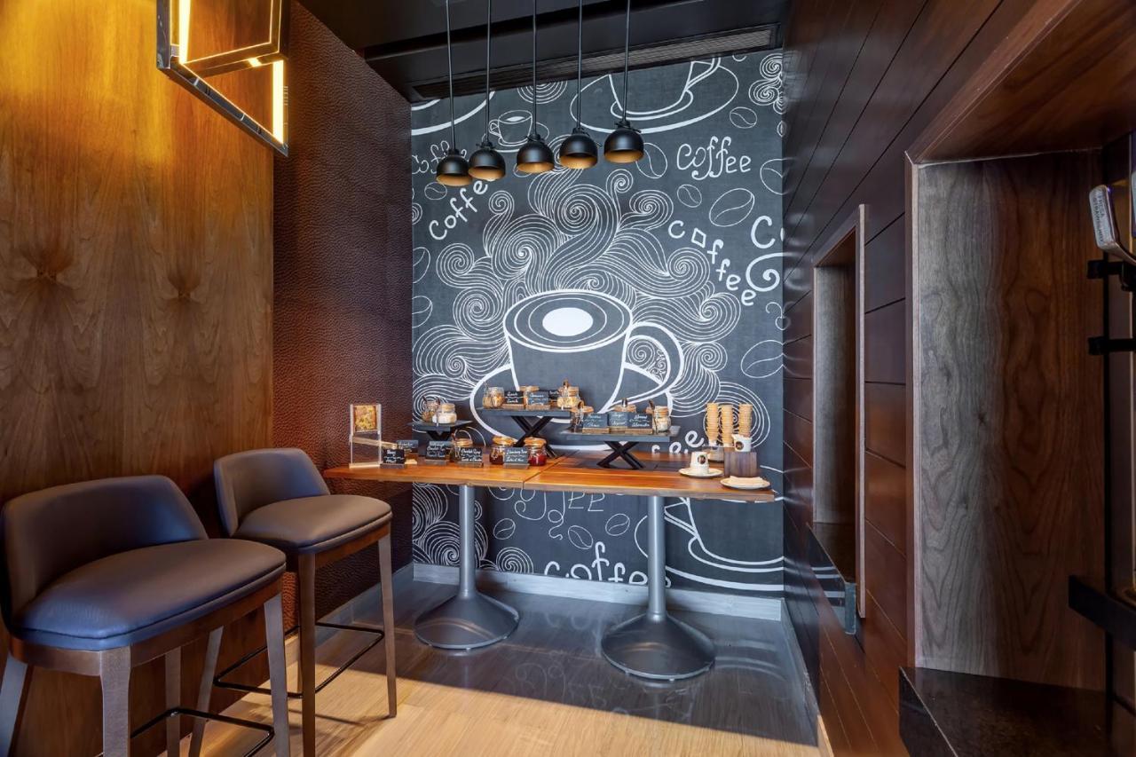 Royalton Chic Cancun, An Autograph Collection All-Inclusive Resort - Adults Only المظهر الخارجي الصورة Interior of a Starbucks in the United States