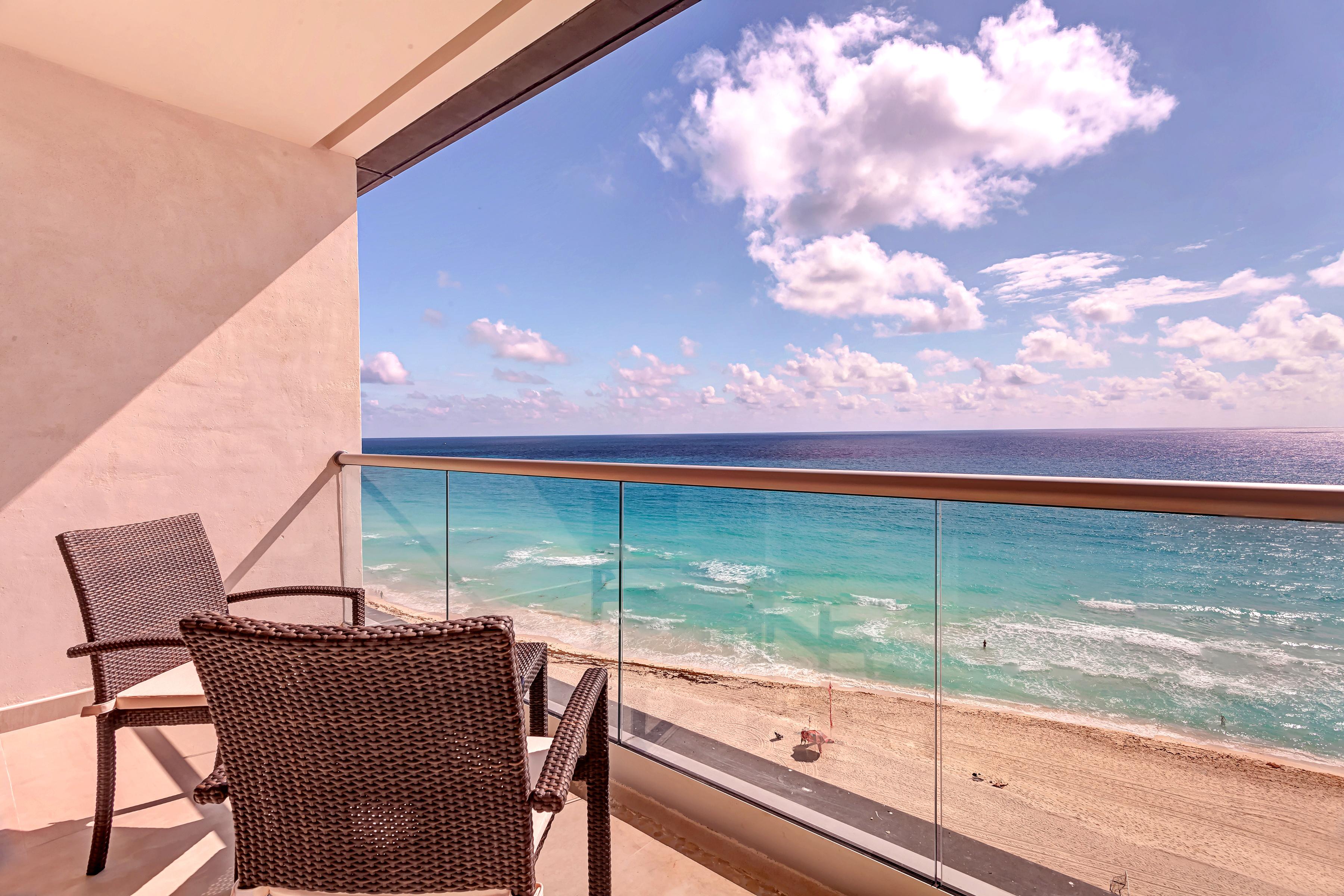 Royalton Chic Cancun, An Autograph Collection All-Inclusive Resort - Adults Only المظهر الخارجي الصورة Balcony view of the beach at the Grand at Moon Palace