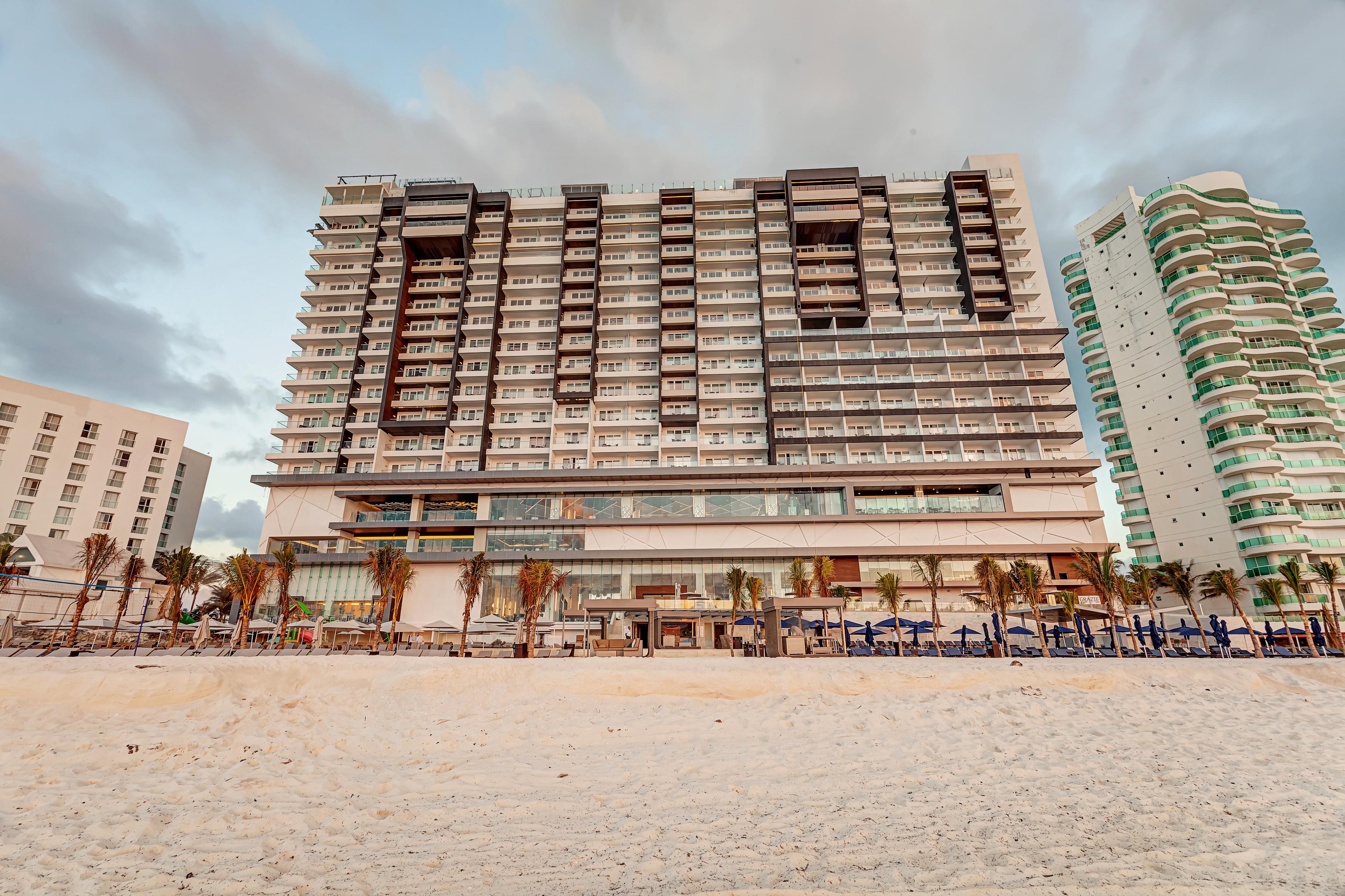 Royalton Chic Cancun, An Autograph Collection All-Inclusive Resort - Adults Only المظهر الخارجي الصورة The Fontainebleau Beach Resort